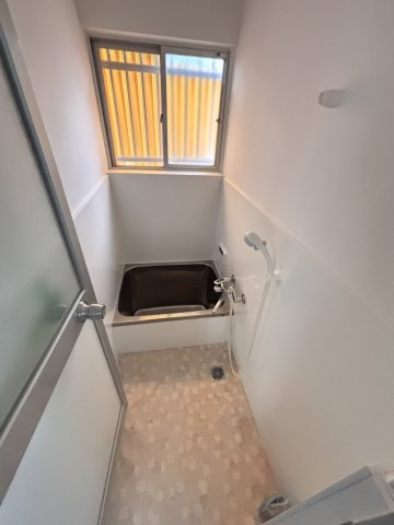 安岡寺町2丁目戸建の浴室