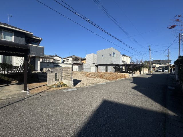 中央区姥ケ山2丁目　土地　の前面道路含む現地写真