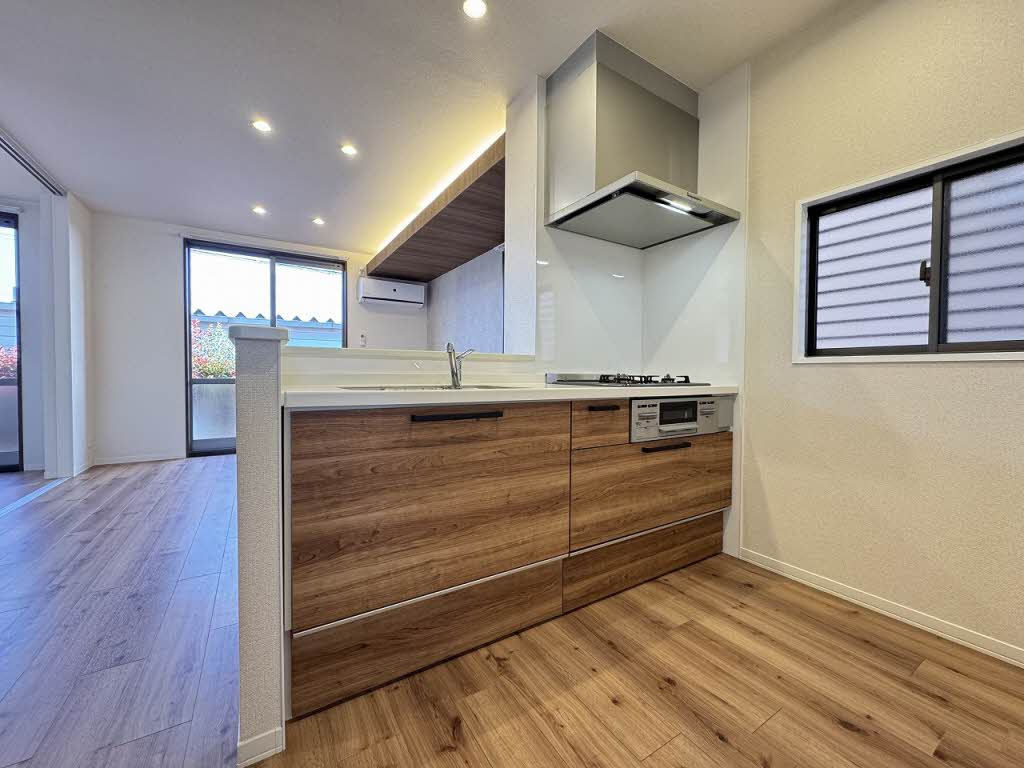 バリュージュ・シオン C棟のキッチン|3口コンロ・グリル付のシステムキッチンです♪