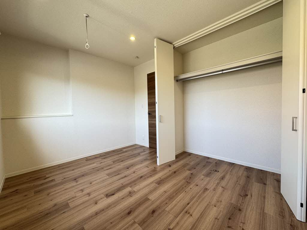 バリュージュ・シオン C棟の寝室|クローゼット付の寝室です☆