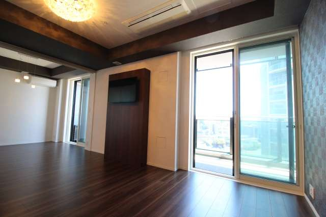 六本木グランドタワーレジデンスの居間・リビング|写真のTVボードは撤去予定