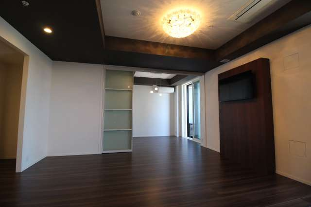 六本木グランドタワーレジデンスの居間・リビング|写真のTVボードは撤去予定