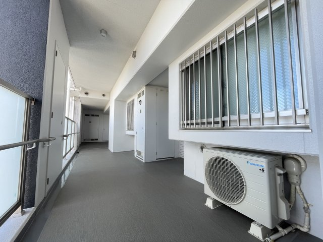 中古マンション・築浅マンション　グランフォセット麓山　11階　金透小・第二中のその他共用部分|出窓の下に室外機が置けるので通行の邪魔になりませんね！