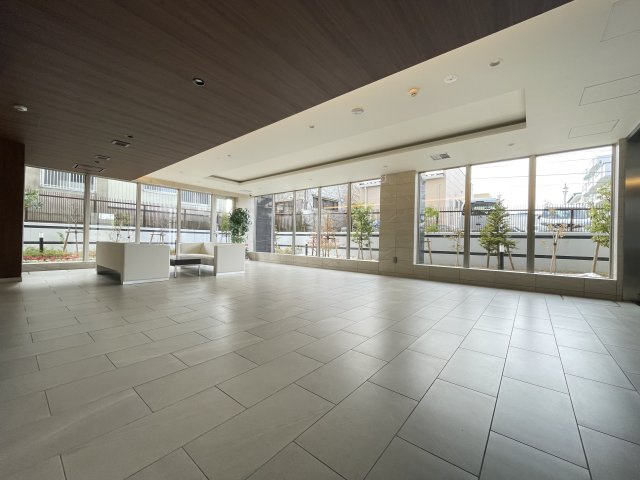 中古マンション・築浅マンション　グランフォセット麓山　11階　金透小・第二中のエントランス|1階エントランスロビーにはソファーもありお部屋に通さずとも来客対応可能です！