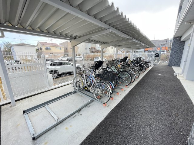 中古マンション・築浅マンション　グランフォセット麓山　11階　金透小・第二中の駐車場|外側の駐輪場にも屋根がついているので安心ですね！