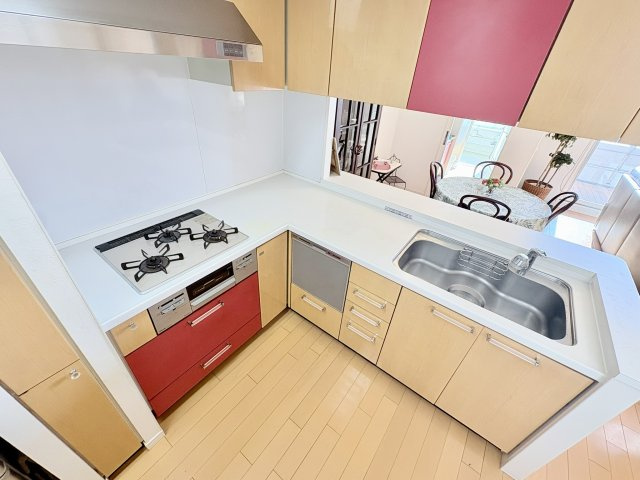 ル・シェモア弁天島　中央区舞阪町弁天島のキッチン|収納量も多いL字型の対面式カウンターキッチン。