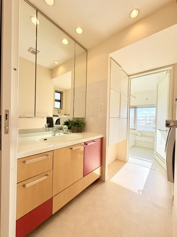 ル・シェモア弁天島　中央区舞阪町弁天島の独立洗面台|キッチンと配色の揃えられたモダンな洗面スペース。