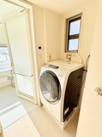 ル・シェモア弁天島　中央区舞阪町弁天島のランドリースペース|ランドリースペースは小窓付き。防水パンも有り。