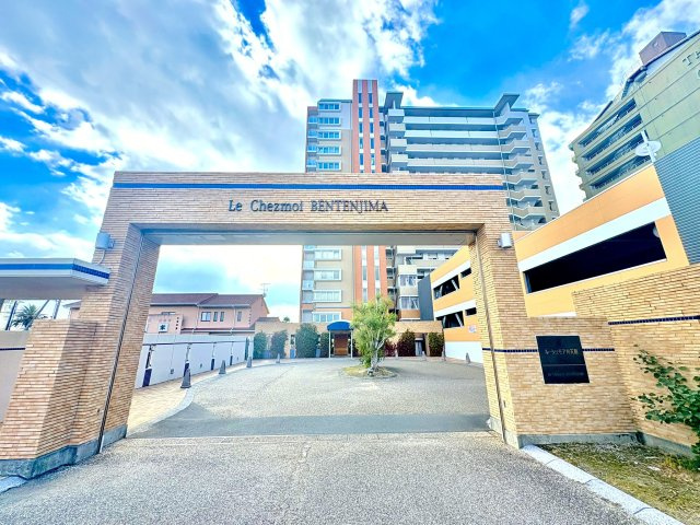 ル・シェモア弁天島　中央区舞阪町弁天島の外観|南側からのエントランス。マンションの顔と呼ぶにふさわしいモダンな風合いです。