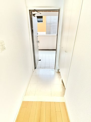 ル・シェモア弁天島　中央区舞阪町弁天島の玄関|シンプルで清潔感のある玄関。天井高のシューズクローゼットあり。