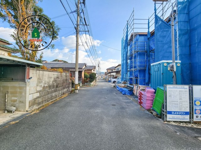 Ｓ・糟屋郡宇美町桜原3丁目第7-1棟（1号棟）の前面道路含む現地写真|前面道路は閑静な住宅地をはしる車通りの少ない道路。お車の出し入れが苦手なママや小さなお子様にも安心ですね。しっかり舗装もされているので、ベビーカーや自転車で通っても快適に通行できます。