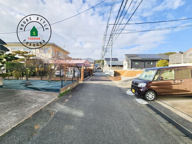 糟屋郡宇美町桜原3丁目第6-1棟（1号棟）の前面道路含む現地写真|前面道路は閑静な住宅地をはしる車通りの少ない道路。お車の出し入れが苦手なママや小さなお子様にも安心ですね。しっかり舗装もされているので、ベビーカーや自転車で通っても快適に通行できます。
