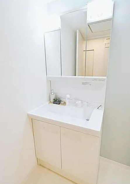 【中古マンション】リバーサイド壱番館５号棟の独立洗面台|朝の身支度に欠かせない洗面台です！こちらも新品♪