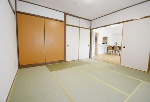 【中古マンション】リバーサイド壱番館５号棟の和室|8帖和室です！