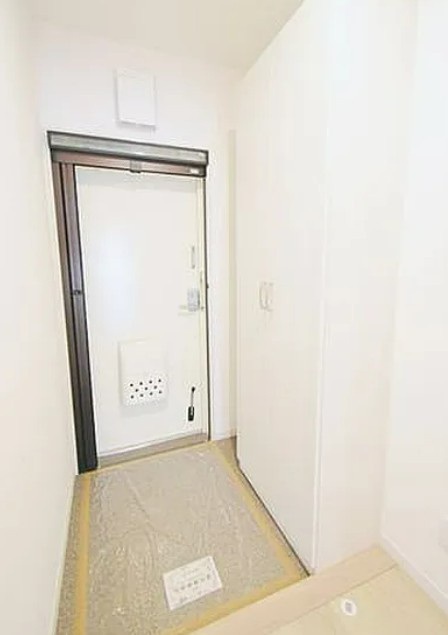 【中古マンション】リバーサイド壱番館５号棟の玄関|明るい玄関ホールです！