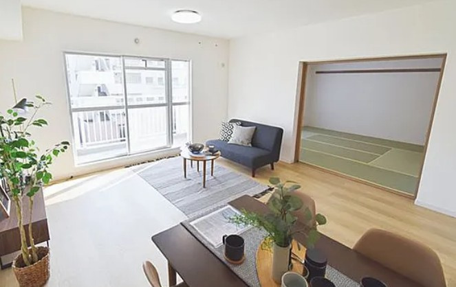 【中古マンション】リバーサイド壱番館５号棟の居間・リビング|15帖の明るいLDKです！