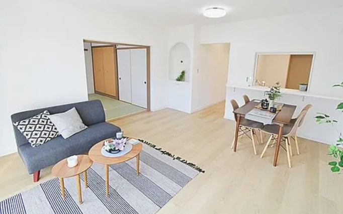 【中古マンション】リバーサイド壱番館５号棟の居間・リビング|ゆとりある15帖のLDK♪