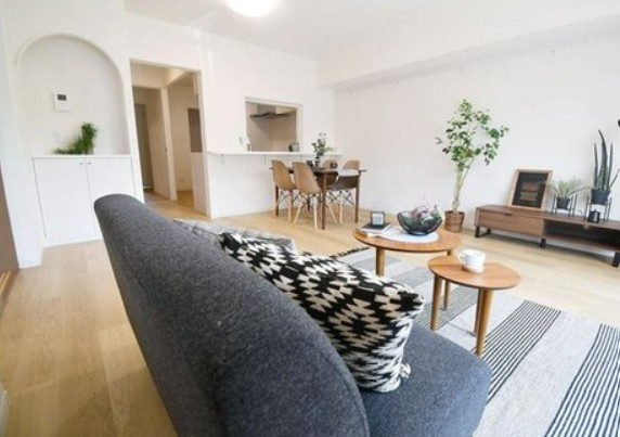 【中古マンション】リバーサイド壱番館５号棟の居間・リビング|リフォーム済みで室内大変綺麗です！