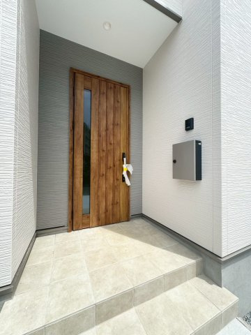 ーBloomーブルームー小倉北区赤坂4丁目1期　【小倉北区　新築戸建て】の玄関|玄関には屋根もあり雨の日のドアの開閉も焦りません　　【小倉北区　新築戸建て】