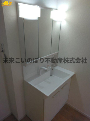 【独立洗面台】 | LIGARE北足立郡伊奈町1号棟 | 鏡の裏は収納になっています。
スッキリ収納ができます！