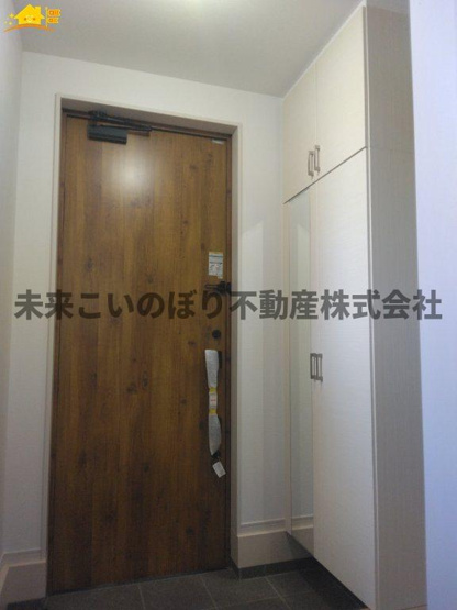 【玄関】 | LIGARE北足立郡伊奈町1号棟 | 内側から見た玄関はとても開放感があり、気持ちよくお出かけができます。
収納もしっかりあるので家族の靴をきちんと片づけておけます。
