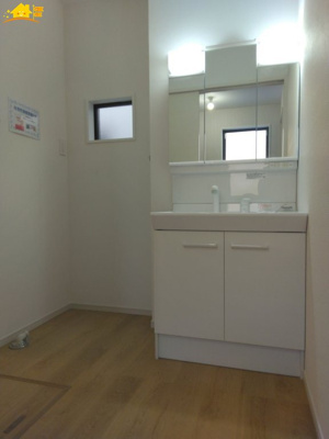 【脱衣所】 | LIGARE北足立郡伊奈町1号棟 | 洗面脱衣室には窓があり空気の入れ替えが出来カビの防止対策できますよ。