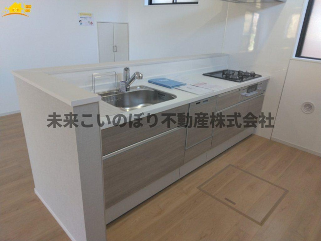 【キッチン】 | LIGARE北足立郡伊奈町1号棟 | 対面キッチンならつくりたてのお料理をすぐに食卓へ♪配膳しながら調理ができるので調理スペースを広く使用でき、作業効率も上がります♪