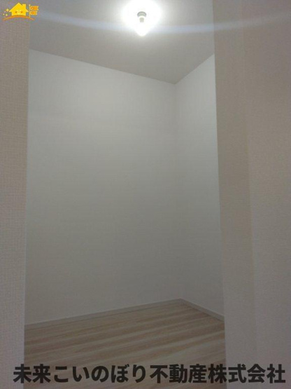 【収納】 | LIGARE北足立郡伊奈町1号棟 | たくさん収納可能なウォークインクローゼットがあるので、収納家具を置かずにお部屋がスッキリ！