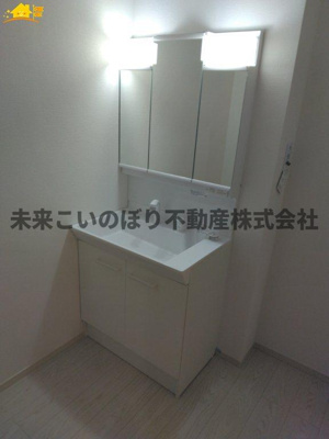 【独立洗面台】 | LIGARE北足立郡伊奈町2号棟 | 鏡の裏は収納になっています。
スッキリ収納ができます！