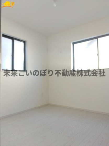 【子供部屋】 | LIGARE北足立郡伊奈町2号棟 | 二面採光のお部屋で日当たり通風良好です！
収納も大きく過ごしやすいです。お子さんのお部屋にいかがでしょうか