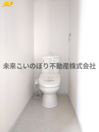 【トイレ】 | LIGARE北足立郡伊奈町2号棟 | シンプルな機能を搭載したトイレ。家族みんなが使う場所だからこそ清潔にこだわりたいですね。