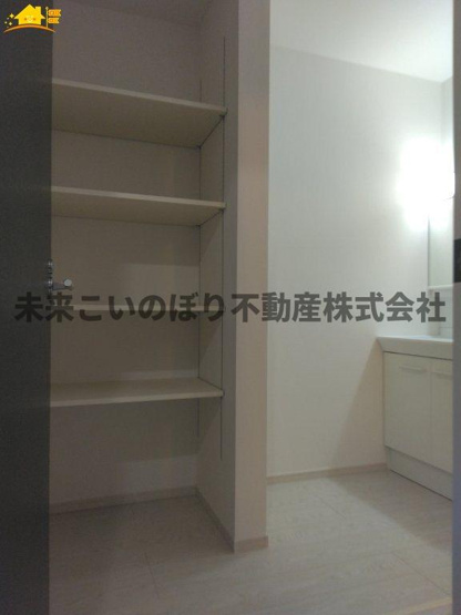 【脱衣所】 | LIGARE北足立郡伊奈町2号棟 | 洗面脱衣室には窓があり空気の入れ替えが出来カビの防止対策できますよ。