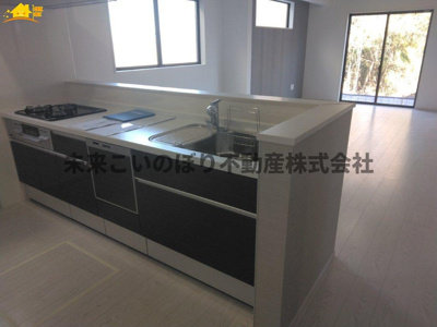 【キッチン】 | LIGARE北足立郡伊奈町2号棟 | 対面キッチンならつくりたてのお料理をすぐに食卓へ♪配膳しながら調理ができるので調理スペースを広く使用でき、作業効率も上がります♪