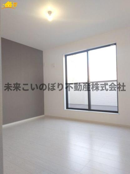 【寝室】 | LIGARE北足立郡伊奈町2号棟 | 主寝室は大型ベッドもラクラク設置できます♪ゆとりある動線も確保でき、ゆったりとお寛ぎいただけます♪