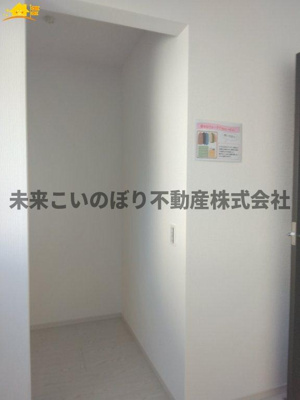 【収納】 | LIGARE北足立郡伊奈町2号棟 | たくさん収納可能なウォークインクローゼットがあるので、収納家具を置かずにお部屋がスッキリ！