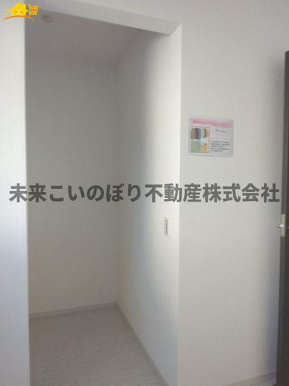 【収納】 | LIGARE北足立郡伊奈町2号棟 | たくさん収納可能なウォークインクローゼットがあるので、収納家具を置かずにお部屋がスッキリ！