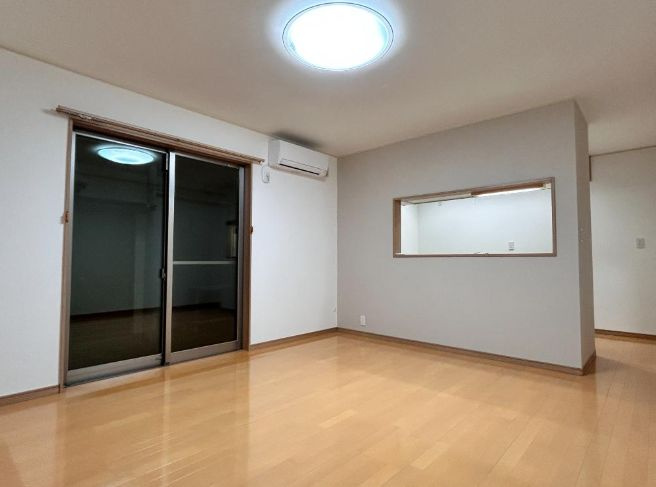 藤沢市石川５丁目　中古戸建の居間・リビング|使いやすいリビングです