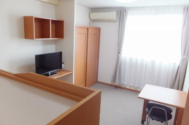 レオパレスあすなろの居間・リビング|1階はフローリング、2階はじゅうたんです。