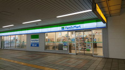ファミリーマート 横浜立場駅店　220ｍ