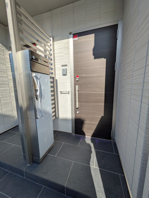 玄関には宅配ボックス付き♪