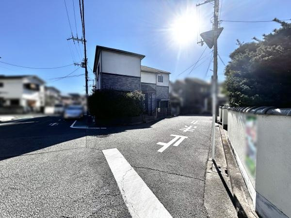 【前面道路含む現地写真】 | 低層の一戸建てを中心とした街並みが整然と続き、周辺は高い建物が建っていないので、採光や開放性に恵まれる環境です。
