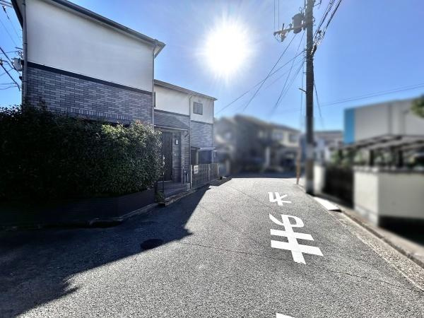 【前面道路含む現地写真】 | 全面道路：幅員約7.5ｍ！前面道路は交通量も少なく、安心してお住まい頂けます!