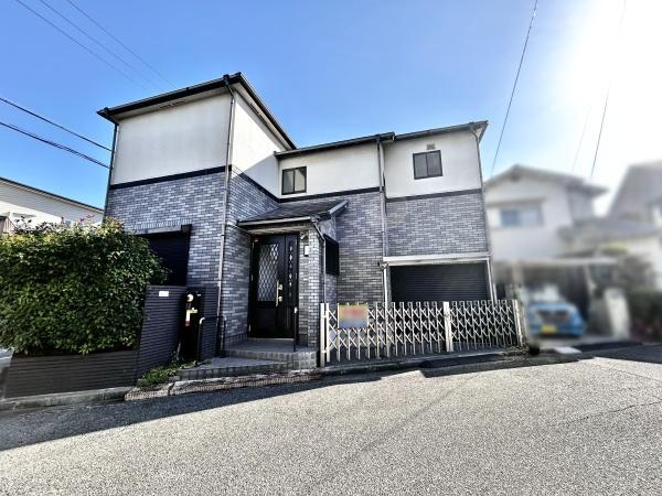 【前面道路含む現地写真】 | 前面道路は閑静な住宅地をはしる車通りの少ない道路。お車の出し入れが苦手なママや小さなお子様にも安心ですね。しっかり舗装もされているので、ベビーカーや自転車で通っても快適に通行できます。