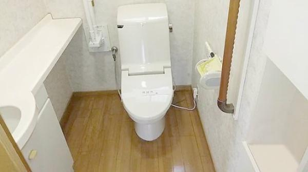 【トイレ】 | 窓があるので、暗くなりがちなトイレも明るいですよ♪
便利な手洗台付き！
