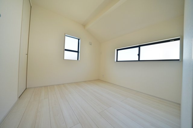 【横浜市瀬谷区下瀬谷3丁目13-20新築戸建て】★仲介手数料無料★（瀬谷さくら小学校・下瀬谷中学校）の洋室