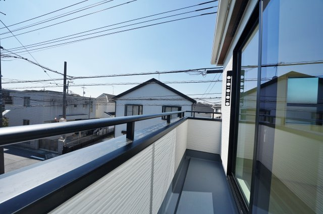角地で陽当たり良好｜LDK20帖×敷地約48坪の広さ｜駐車2台＋庭付きのゆとりある暮らし★仲介手数料無料★のバルコニー|居室からフラットに繋がるバルコニーは、陽当たりも良好。洗濯動線もスムーズで、日々の家事を快適にサポートしてくれる実用性の高い空間です。