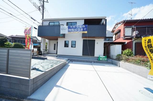 角地で陽当たり良好｜LDK20帖×敷地約48坪の広さ｜駐車2台＋庭付きのゆとりある暮らし★仲介手数料無料★の外観|ホワイトを基調とした清潔感ある外観に、バルコニーのアクセントが映えるデザイン。角地に位置し開放感があり、ゆとりあるカースペースと広いお庭も魅力の一邸です。