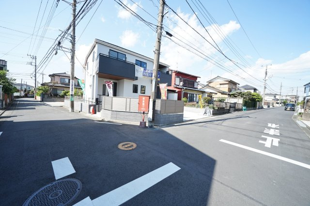 角地で陽当たり良好｜LDK20帖×敷地約48坪の広さ｜駐車2台＋庭付きのゆとりある暮らし★仲介手数料無料★の前面道路含む現地写真|角地につき二方向道路に面した開放的な立地。見通しも良く、車の出し入れがしやすい環境です。交通量も比較的落ち着いており、安心感のある住環境が整っています。