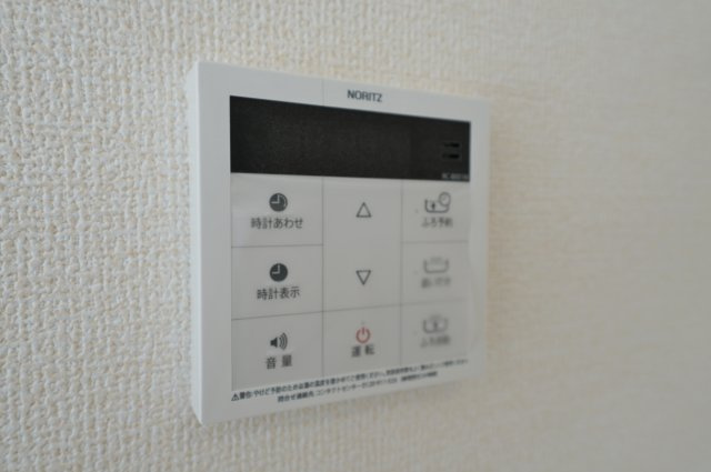 角地で陽当たり良好｜LDK20帖×敷地約48坪の広さ｜駐車2台＋庭付きのゆとりある暮らし★仲介手数料無料★の発電・温水設備|追い焚き・自動湯はり機能付きで、いつでも快適なバスタイム。 ご家族の入浴時間が異なっても安心して使えます。