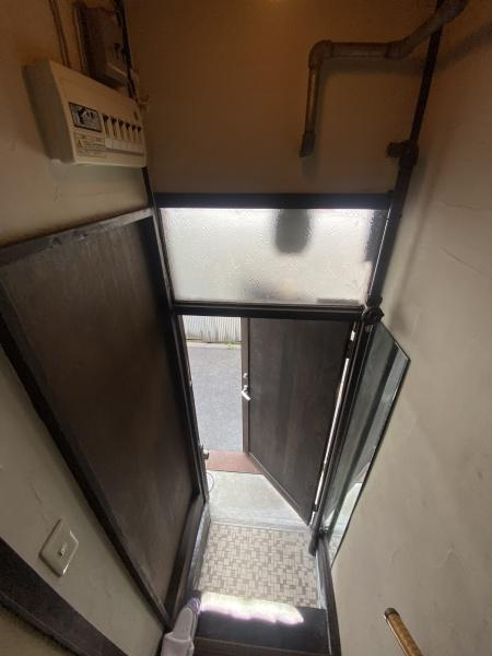 大阪市大正区三軒家西３丁目のテラスの玄関